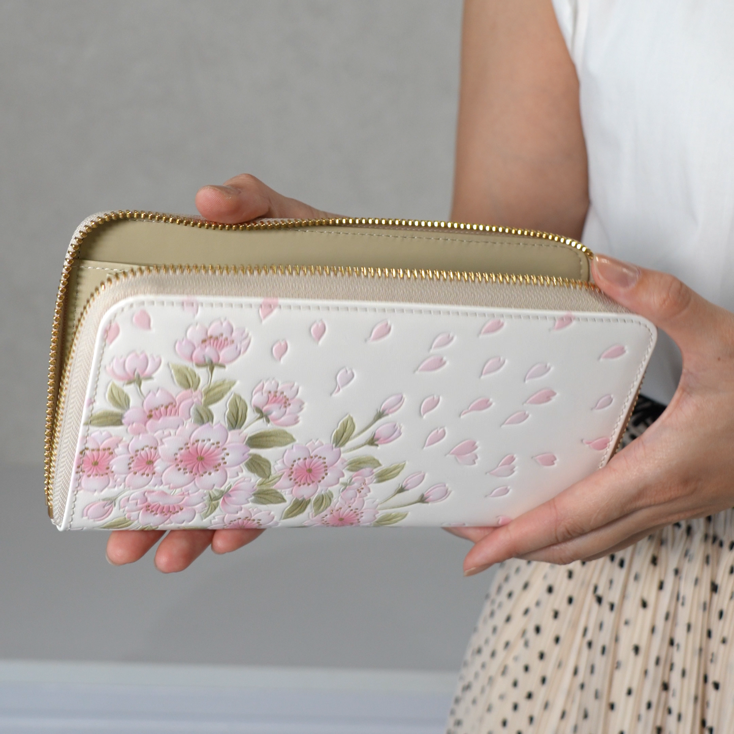 Asakusa Bunko U-shaped Zipper Long Wallet (Yaezakura pattern)
