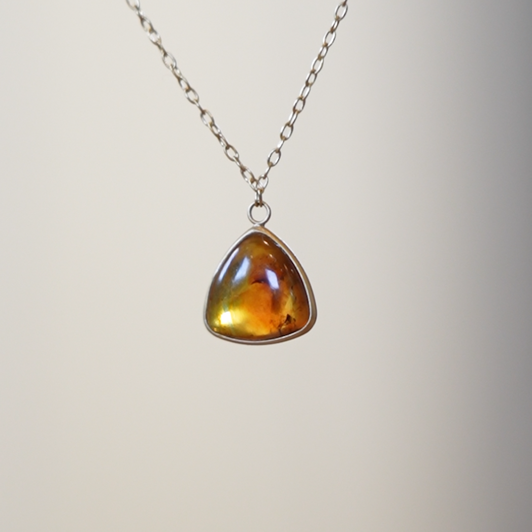 【Amberlogue】Amber Triangle Necklace (Made in Japan, Iwate)